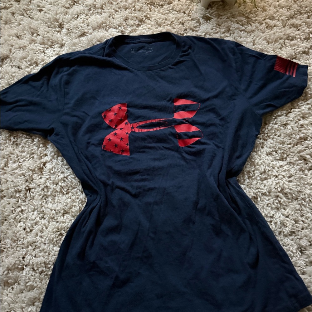 Under Armour navy and red loose running workout gym exercise men’s t-shi…